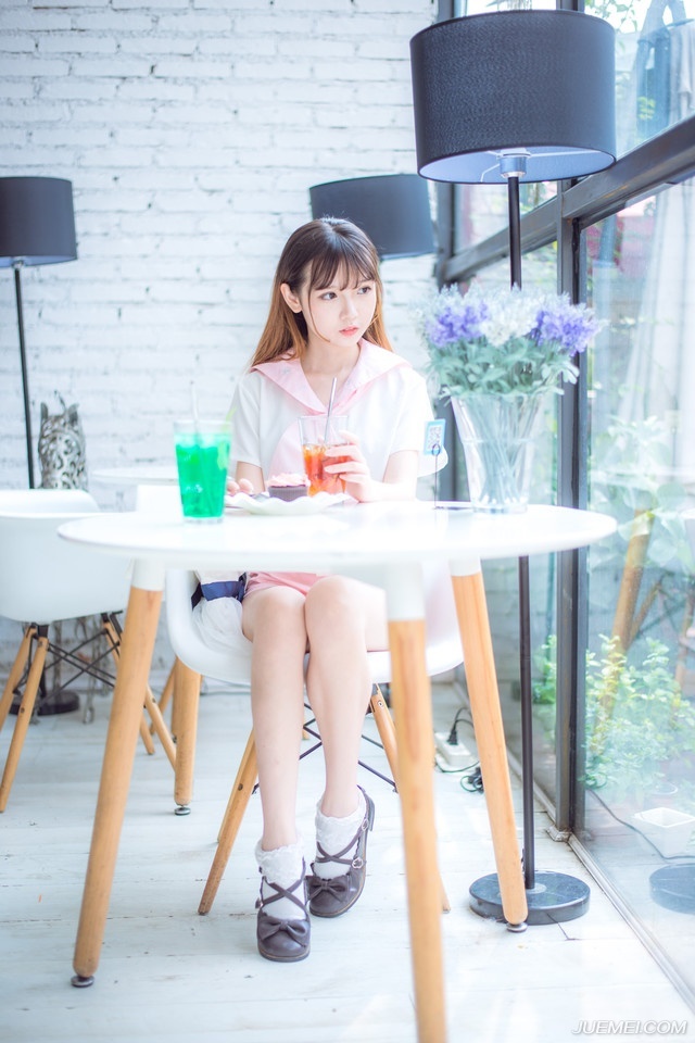 电话里，她哭着说：“亲爱的，我…我怀孕了…三个月了，不过你放心，不是你的，不用你负责。
